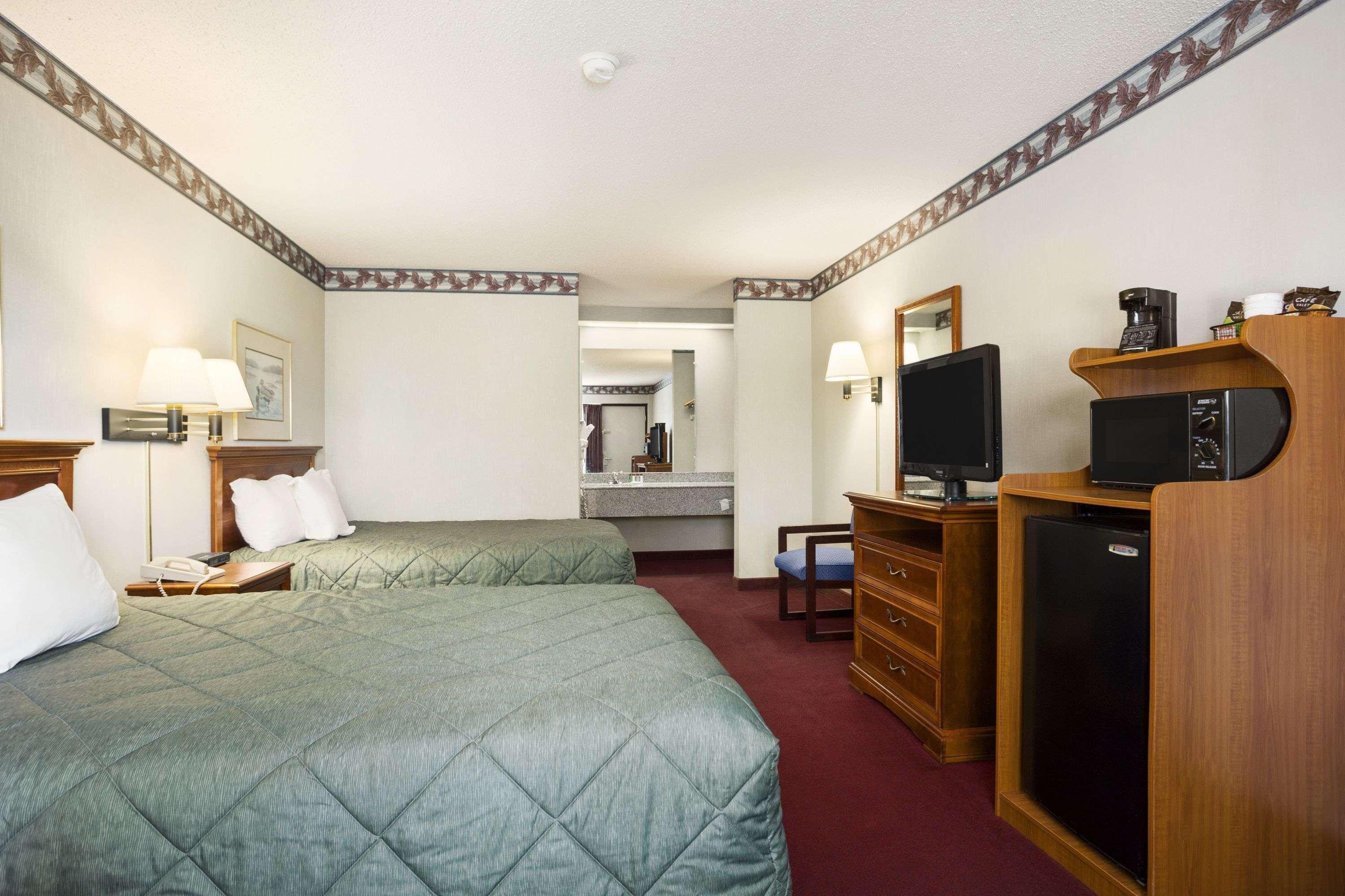 Ramada By Wyndham Batesville Exterior foto