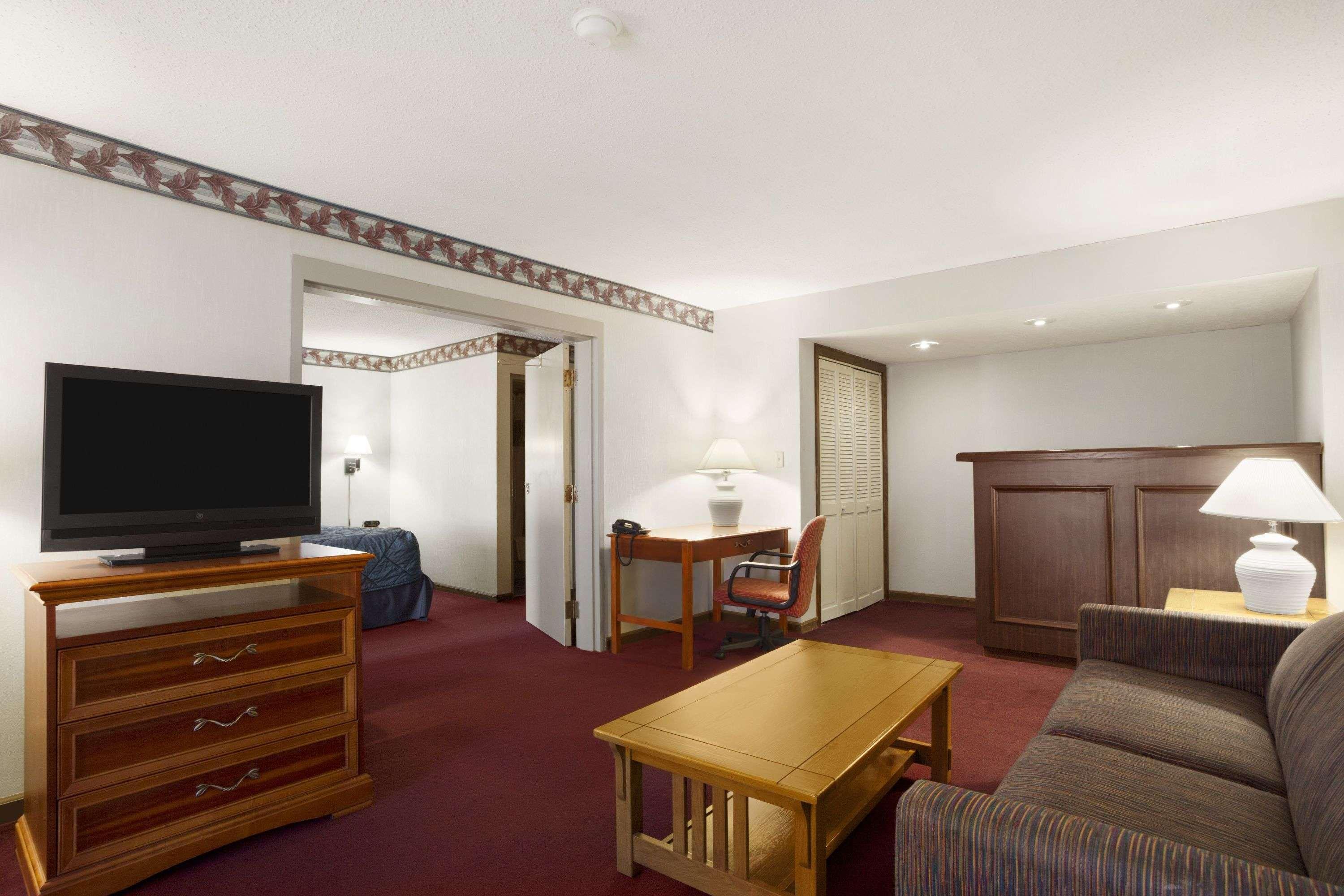 Ramada By Wyndham Batesville Exterior foto