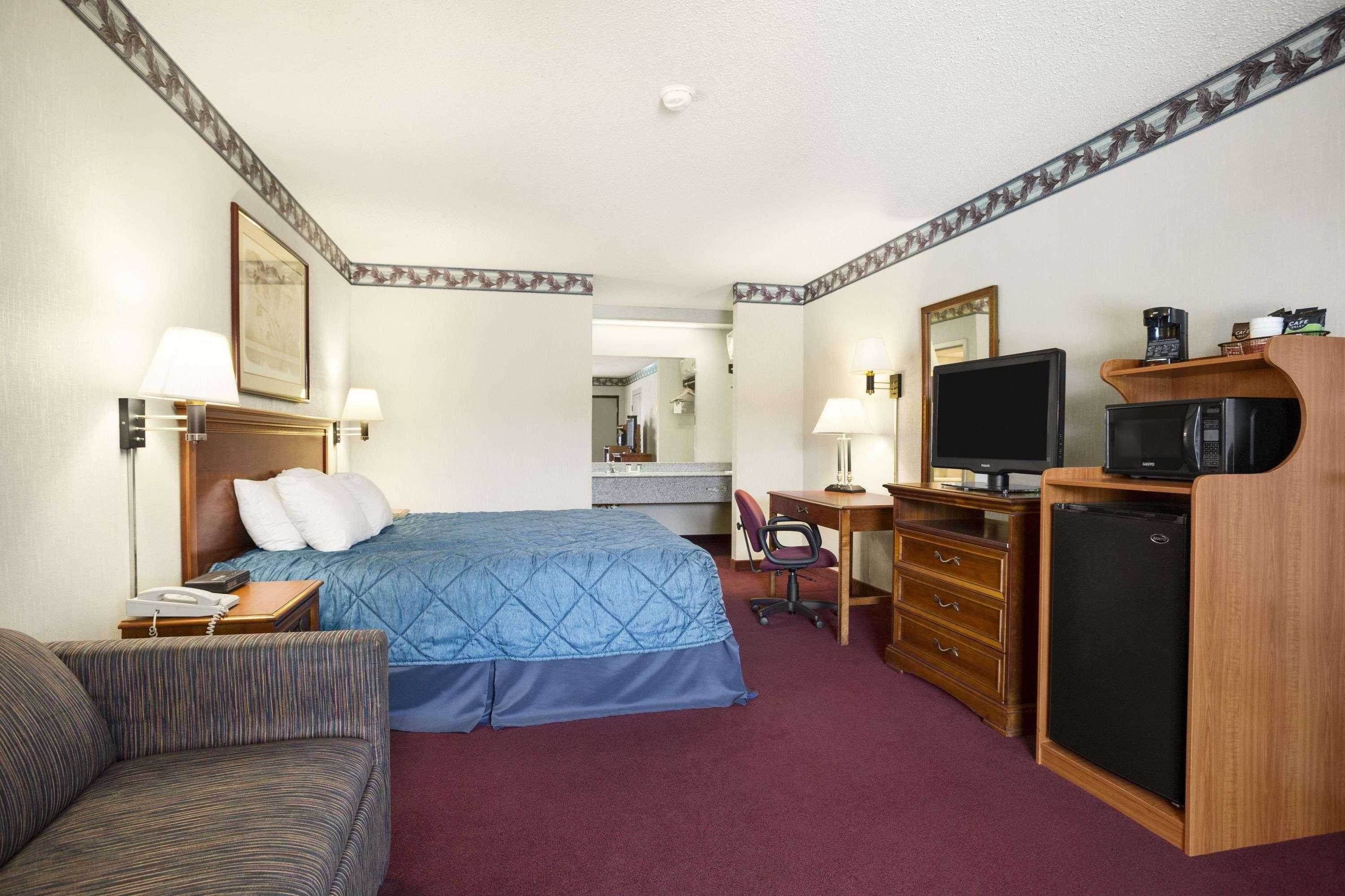 Ramada By Wyndham Batesville Exterior foto