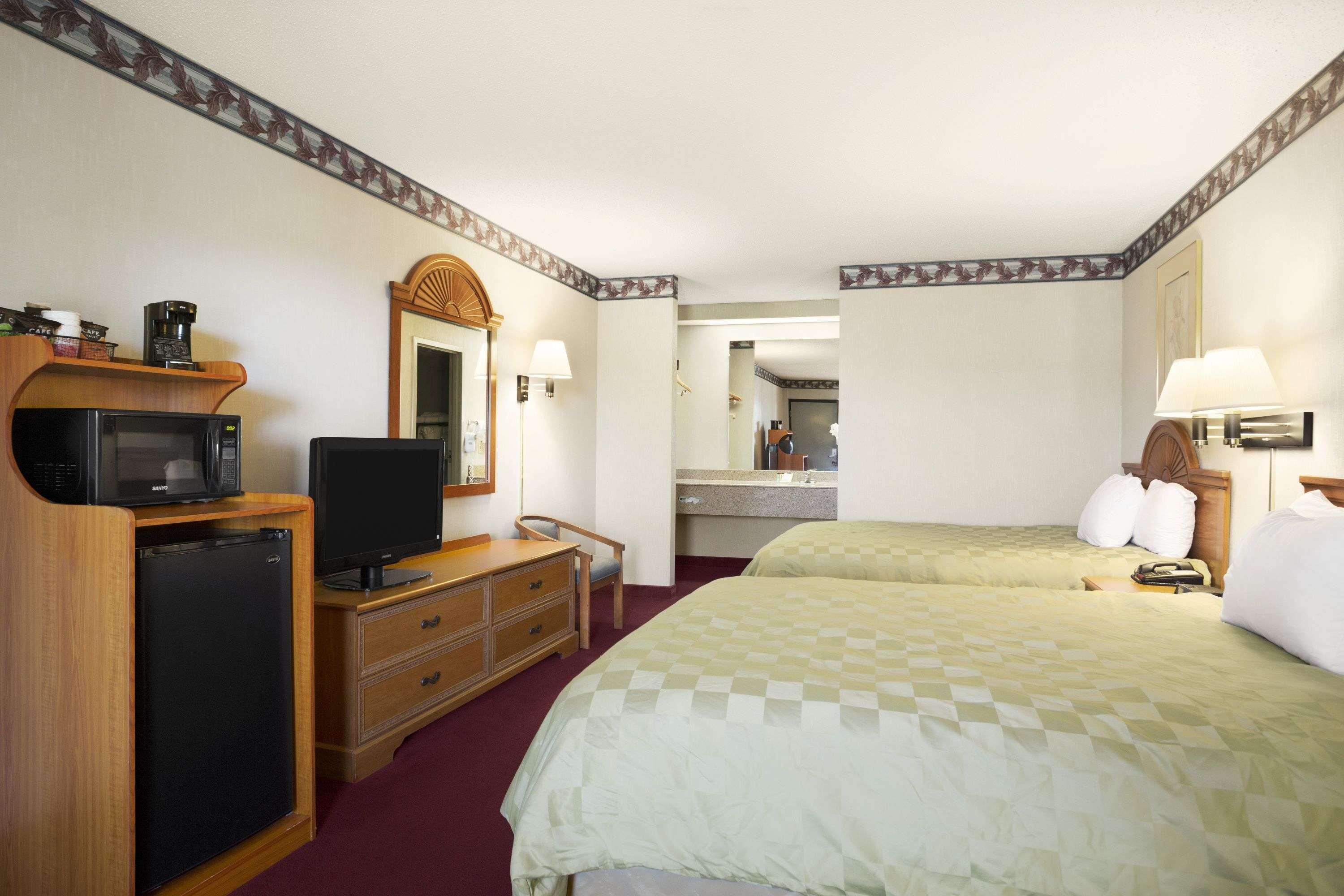 Ramada By Wyndham Batesville Exterior foto