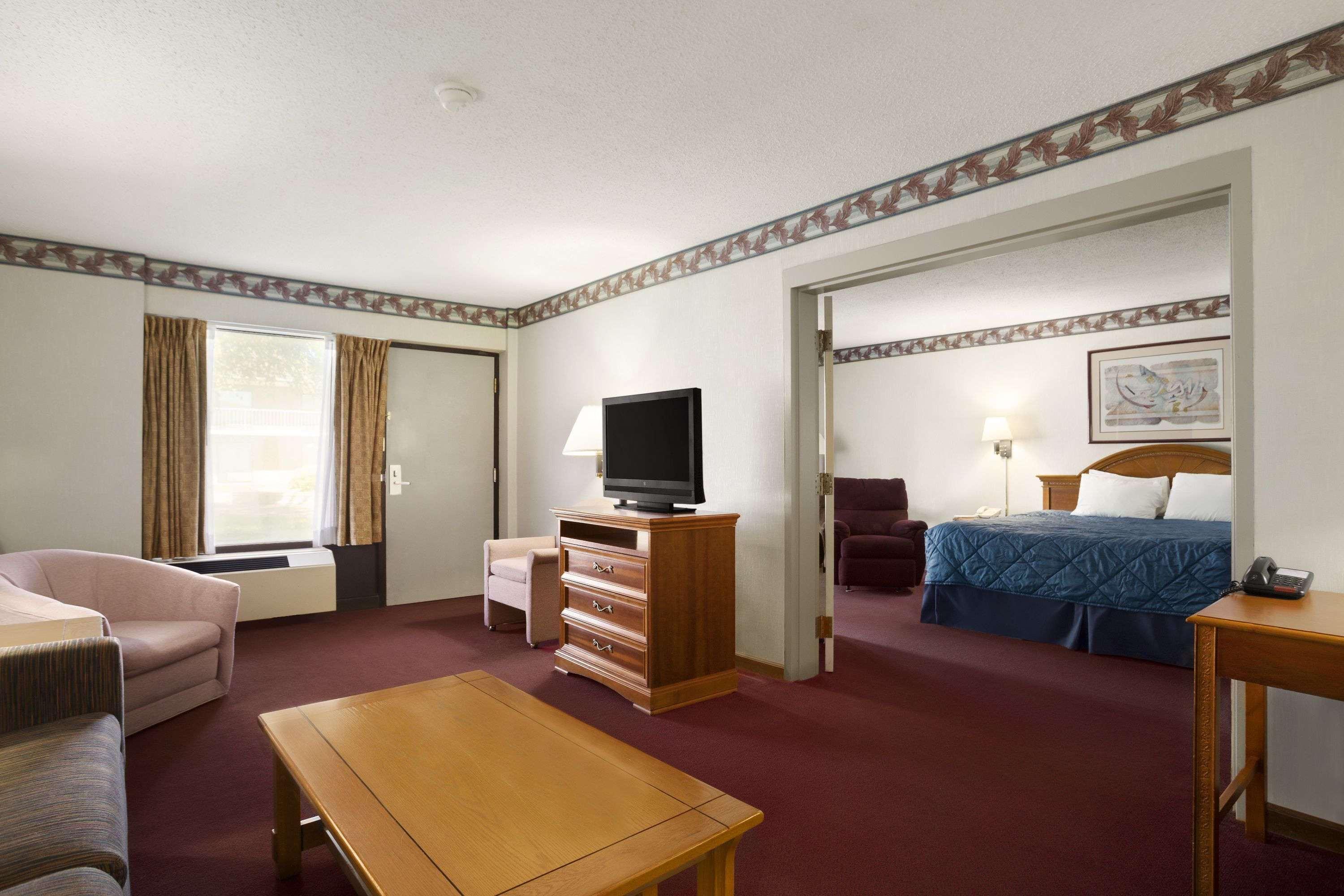 Ramada By Wyndham Batesville Exterior foto