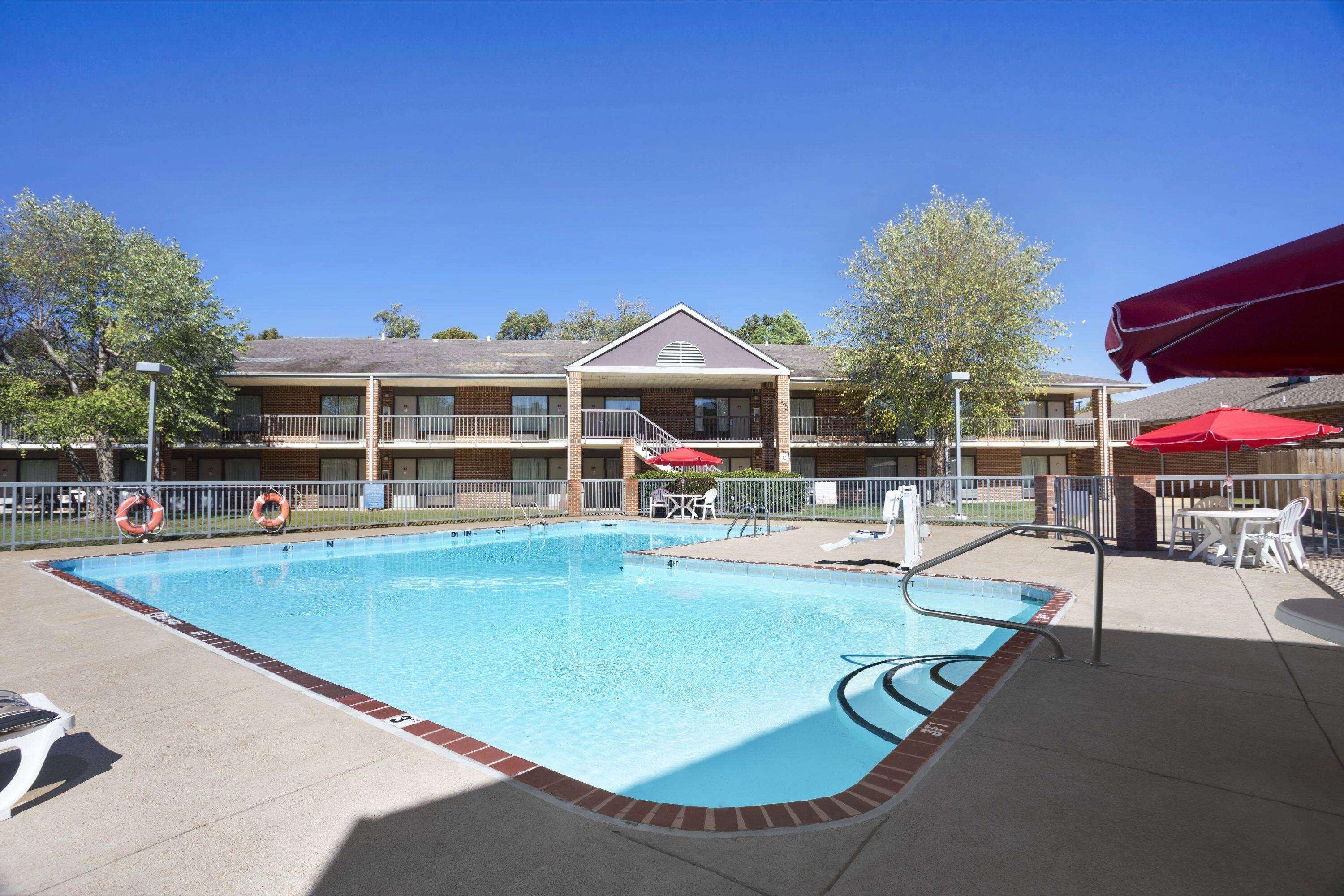 Ramada By Wyndham Batesville Exterior foto
